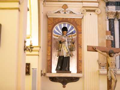 In una nicchia alla destra dell�altare maggiore � presente la statua in legno del patrono, in sottana nera e cotta d�argento: il 30 aprile viene portata in processione per le strade del paese